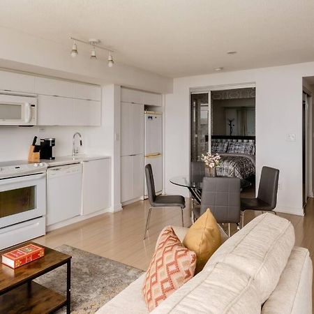 Stylish Downtown Lakeview Condo - One Free Parking Toronto Bagian luar foto