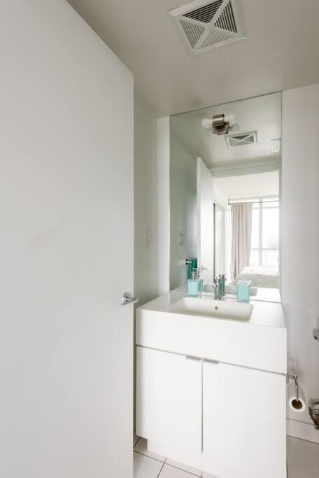 Stylish Downtown Lakeview Condo - One Free Parking Toronto Bagian luar foto