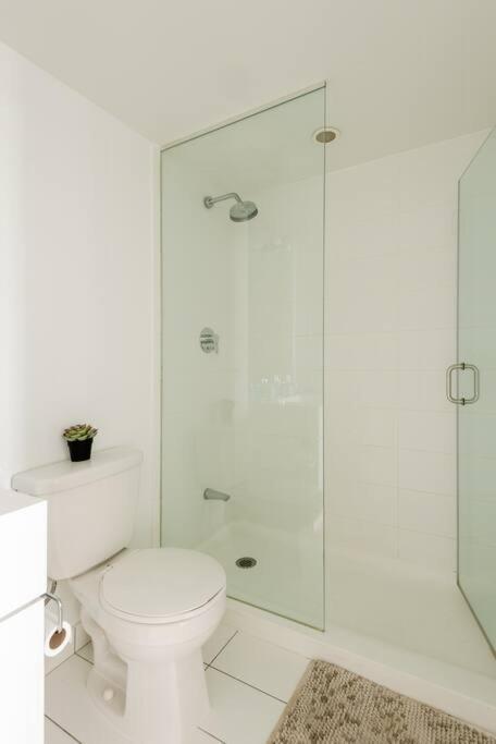 Stylish Downtown Lakeview Condo - One Free Parking Toronto Bagian luar foto
