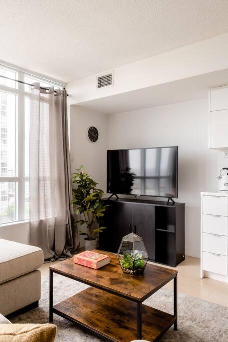 Stylish Downtown Lakeview Condo - One Free Parking Toronto Bagian luar foto