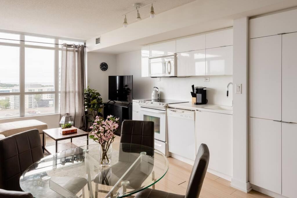 Stylish Downtown Lakeview Condo - One Free Parking Toronto Bagian luar foto