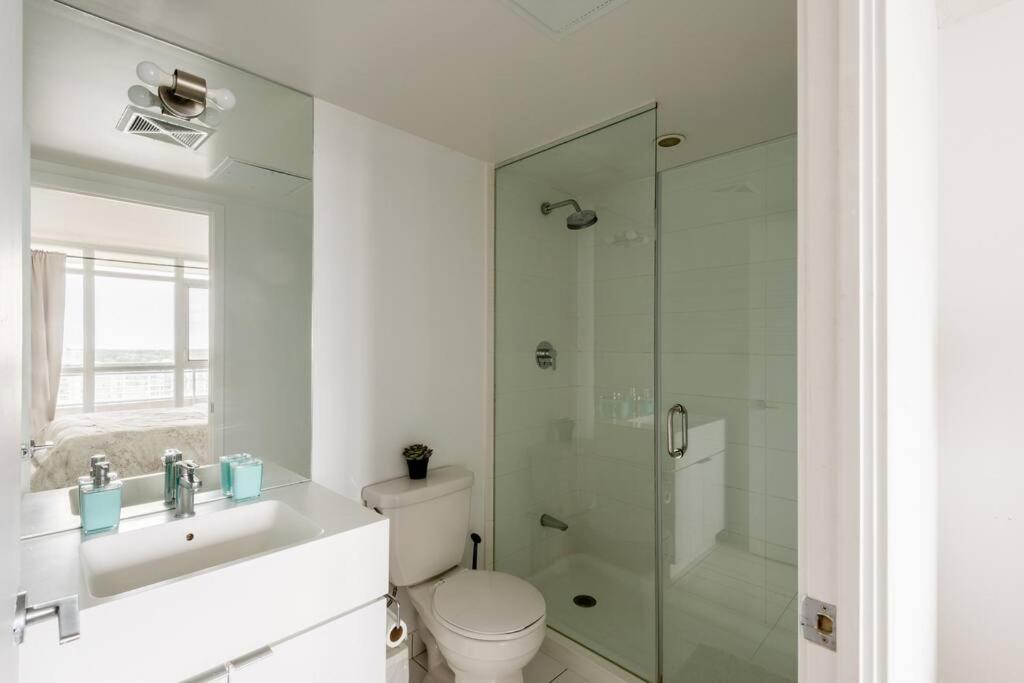 Stylish Downtown Lakeview Condo - One Free Parking Toronto Bagian luar foto