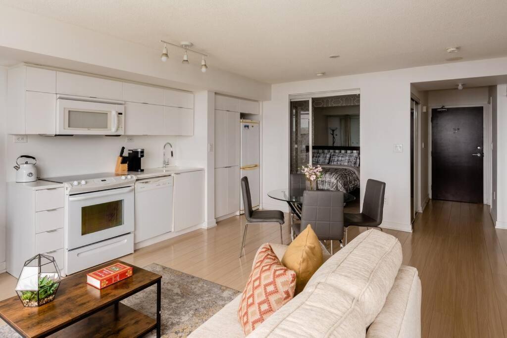 Stylish Downtown Lakeview Condo - One Free Parking Toronto Bagian luar foto