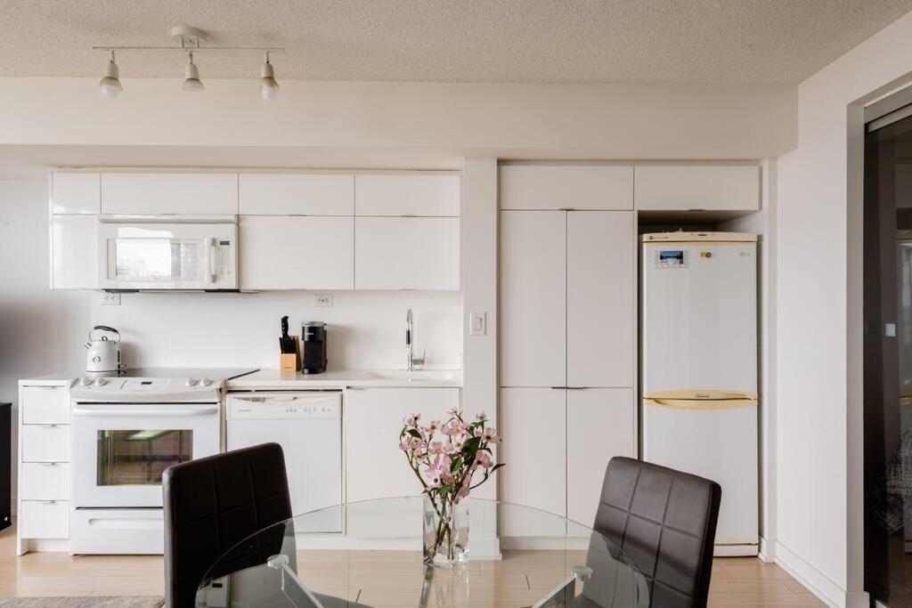 Stylish Downtown Lakeview Condo - One Free Parking Toronto Bagian luar foto