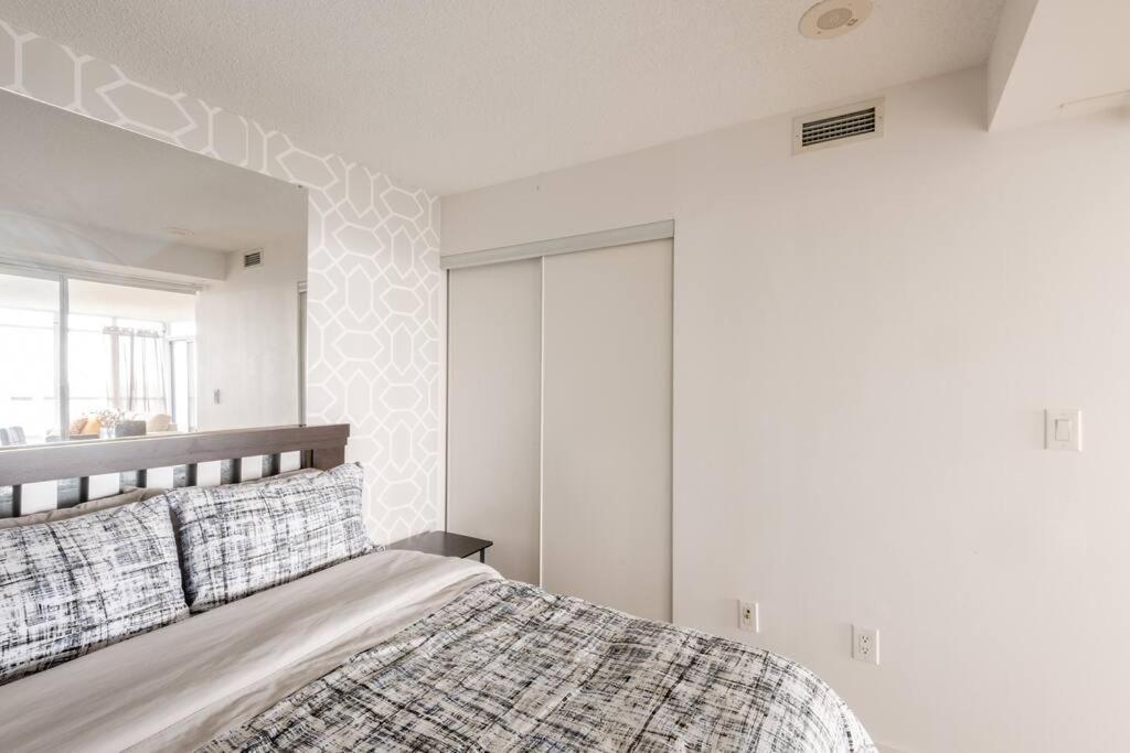 Stylish Downtown Lakeview Condo - One Free Parking Toronto Bagian luar foto