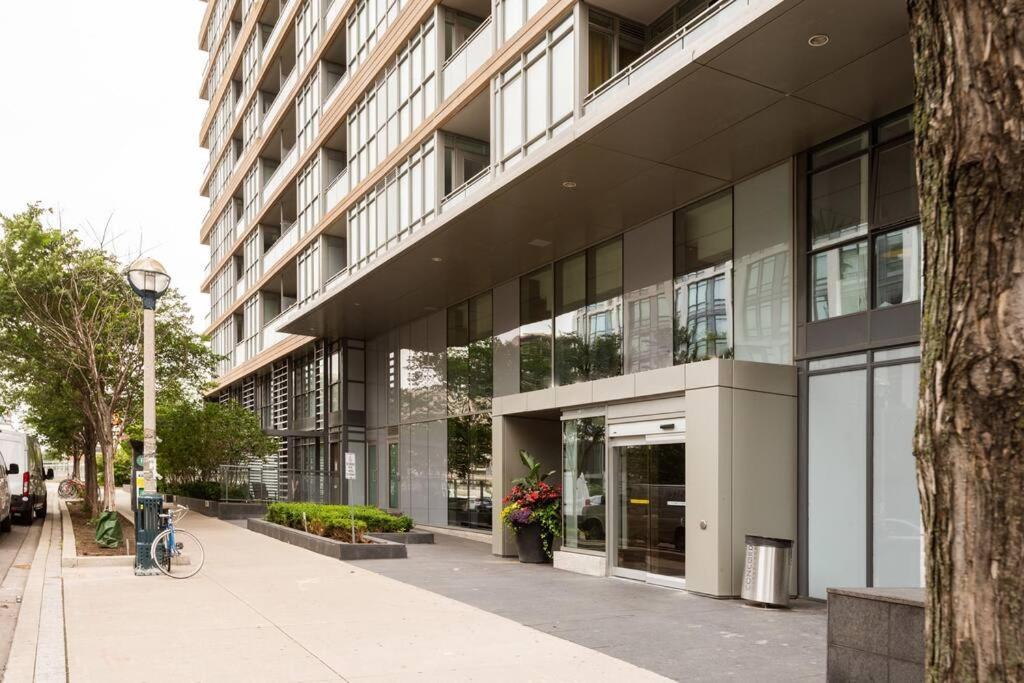 Stylish Downtown Lakeview Condo - One Free Parking Toronto Bagian luar foto