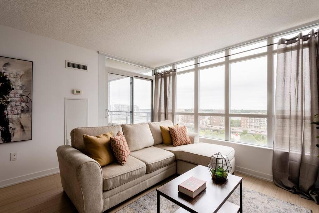 Stylish Downtown Lakeview Condo - One Free Parking Toronto Bagian luar foto