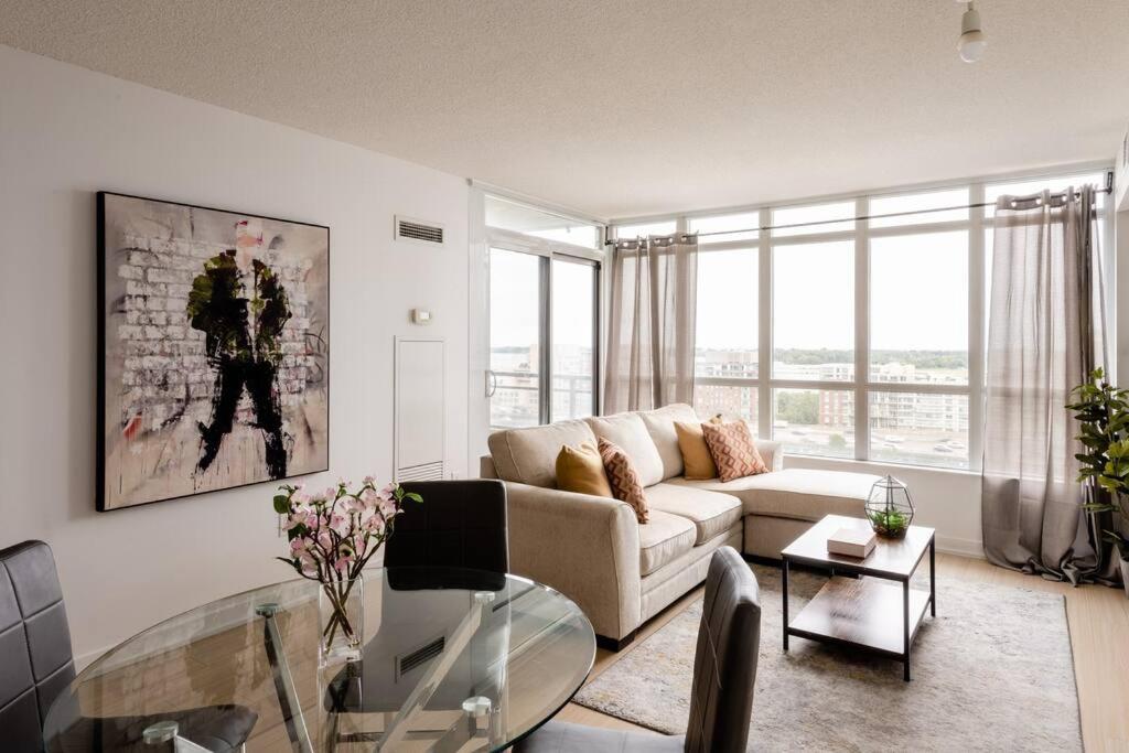 Stylish Downtown Lakeview Condo - One Free Parking Toronto Bagian luar foto