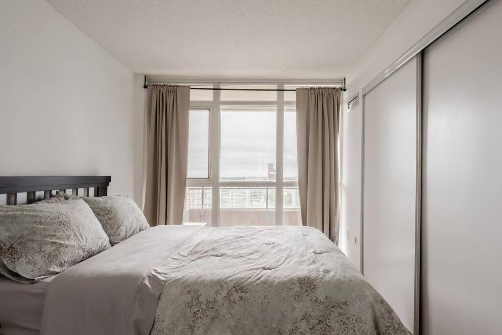 Stylish Downtown Lakeview Condo - One Free Parking Toronto Bagian luar foto