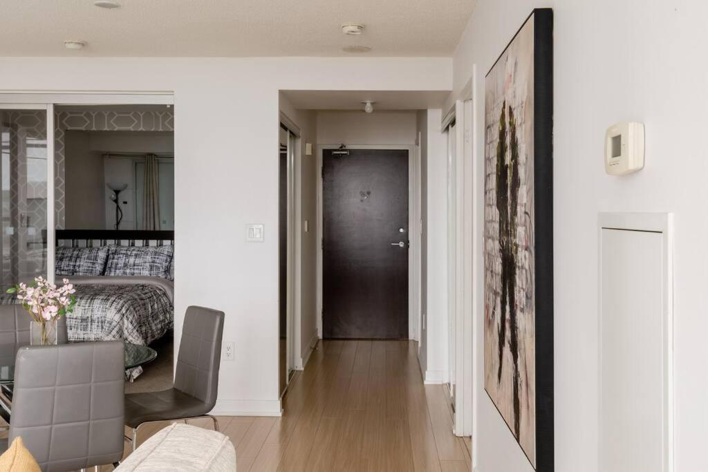 Stylish Downtown Lakeview Condo - One Free Parking Toronto Bagian luar foto