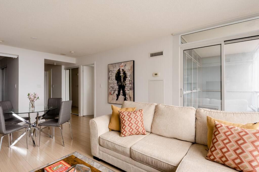 Stylish Downtown Lakeview Condo - One Free Parking Toronto Bagian luar foto