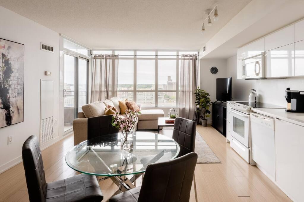 Stylish Downtown Lakeview Condo - One Free Parking Toronto Bagian luar foto