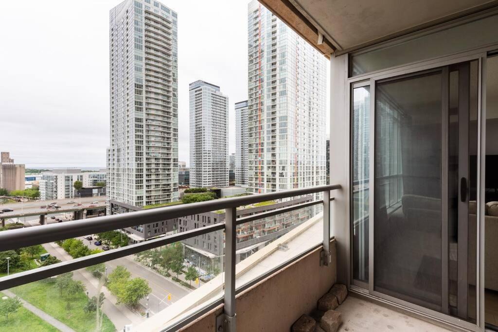 Stylish Downtown Lakeview Condo - One Free Parking Toronto Bagian luar foto