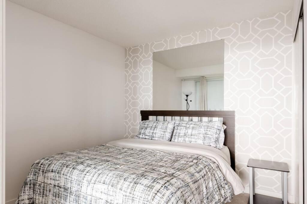 Stylish Downtown Lakeview Condo - One Free Parking Toronto Bagian luar foto