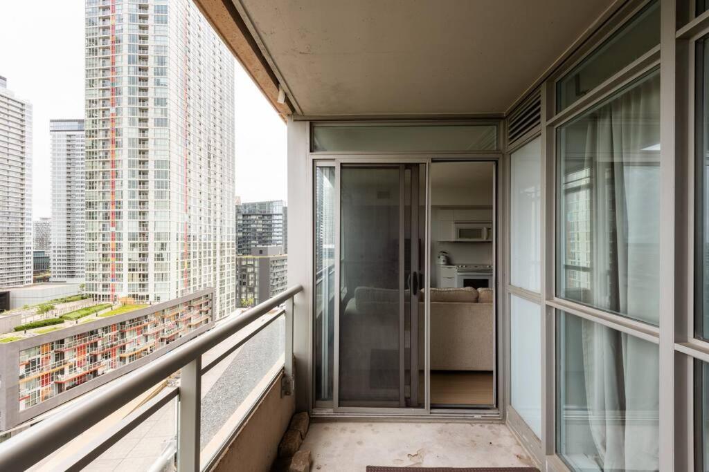 Stylish Downtown Lakeview Condo - One Free Parking Toronto Bagian luar foto