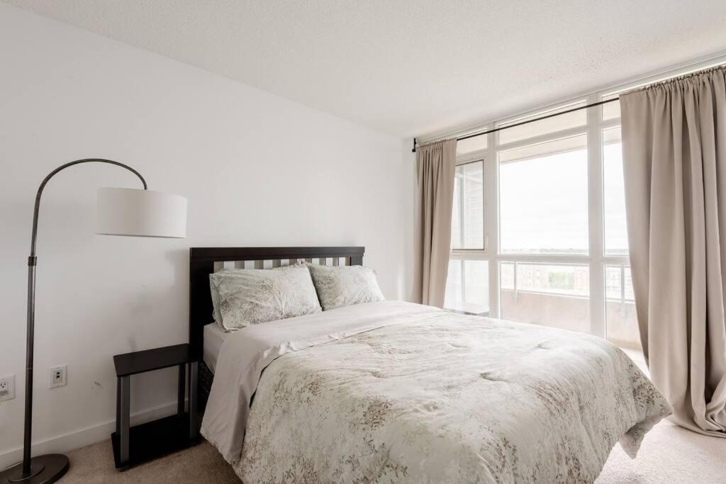 Stylish Downtown Lakeview Condo - One Free Parking Toronto Bagian luar foto