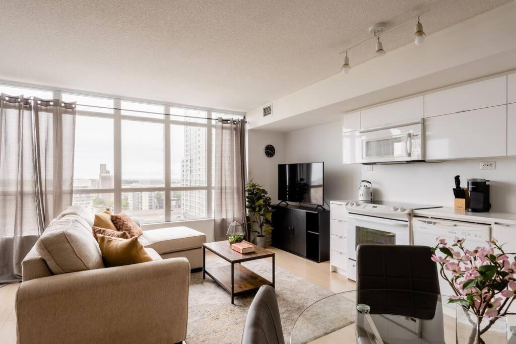Stylish Downtown Lakeview Condo - One Free Parking Toronto Bagian luar foto