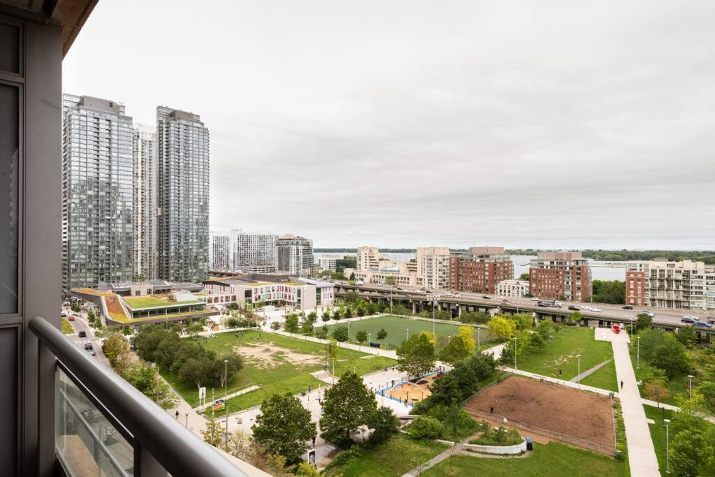 Stylish Downtown Lakeview Condo - One Free Parking Toronto Bagian luar foto